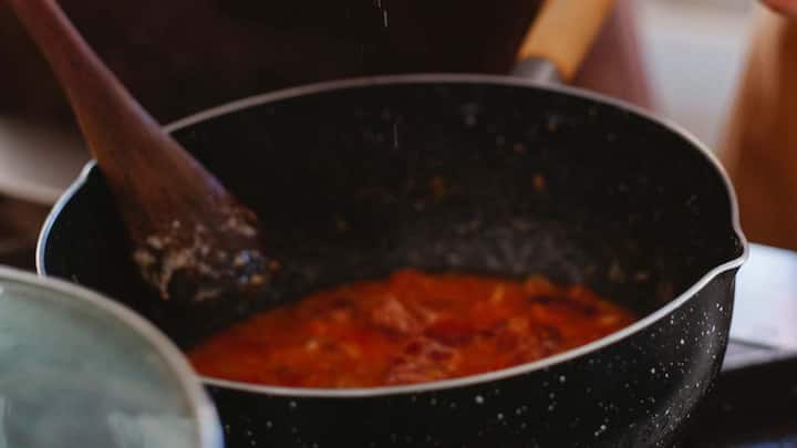 Chili Powder Purity Test: लाल मिर्च डालने के बाद भी सब्जी में नहीं आ रहा तीखापन, कहीं नकली पाउडर तो नहीं? 2 अगर आपकी सब्जी में मिर्च डालते ही बहुत तेज लाल रंग फैल जाए तो भी थोड़ा सतर्क हो जाइए. कई बार नकली रंग मिलाने की वजह से मिर्च तुरंत पानी या तेल में घुलने लगती है. असली लाल मिर्च पाउडर आसानी से पानी में नहीं घुलता, जबकि मिलावटी मिर्च पानी को लाल कर देती है. इसके लिए आप घर पर एक आसान टेस्ट कर सकते हैं. आधा गिलास पानी लें और उसमें थोड़ा लाल मिर्च पाउडर डालें. अगर पानी जल्दी लाल हो जाए, तो समझ जाइए कि उसमें रंग की मिलावट हो सकती है.
