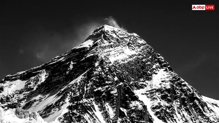 जब तक पर्वतारोही 5364 मीटर की ऊंचाई पर स्थित एवरेस्ट बेस कैंप तक पहुंचाते हैं तब तक ऑक्सीजन की उपलब्धता समुद्र तल की तुलना में लगभग आधी रह चुकी होती है. इस बिंदु से आगे हर शारीरिक गतिविधि थकाने वाली हो जाती है और पर्वतारोहियों को ऊंचाई पर होने वाली खतरनाक बीमारियों से बचने के लिए सावधानी से अपने शरीर को वहां के माहौल के हिसाब से ढालना पड़ता है.
