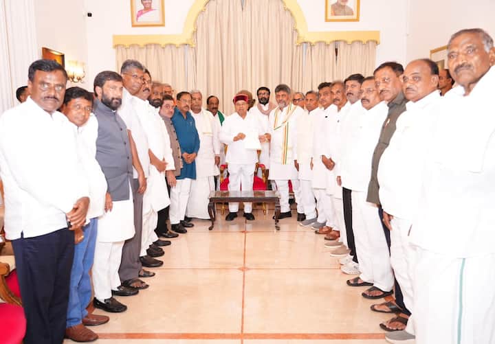 తమ నాయకత్వంలో ఏర్పడబోయే నూతన కాంగ్రెస్ ప్రభుత్వం కర్ణాటకలోని గొప్ప ప్రజల ప్రయోజనాలను కాపాడటమే పరమావధిగా పనిచేస్తుందని డీకే శివకుమార్ భరోసా ఇచ్చారు. రాష్ట్రంలోని ప్రతి ఒక్క పౌరుడి సంక్షేమాన్ని చూస్తూ, కర్ణాటక సర్వతోముఖాభివృద్ధిని సాధించడమే లక్ష్యంగా తమ ప్రభుత్వం పూర్తి అంకితభావంతో ముందుకు సాగుతుందని ధీమా వ్యక్తం చేశారు.
