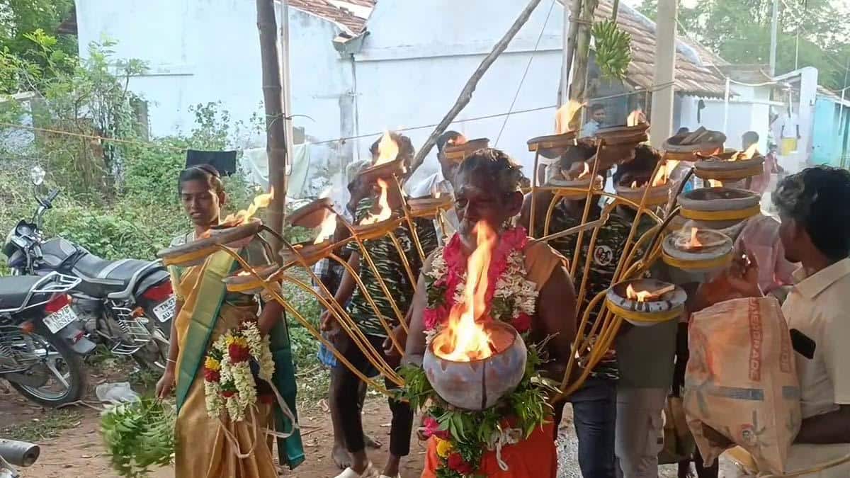 தேர்தல் வாக்குறுதிகளுடன் அம்மன் கவுன்சிலர் வேட்பாளர்? கொடைரோடு அருகே வைரலான பிளக்ஸ் பேனர்!