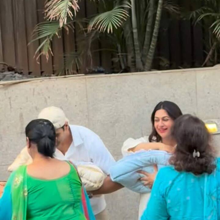 दिव्यांका आणि विवेक हे मुलांसोबत घराबाहेर पडताच, मुलांच्या आजीने आरती करुन, त्यांची दृष्ट काढली.