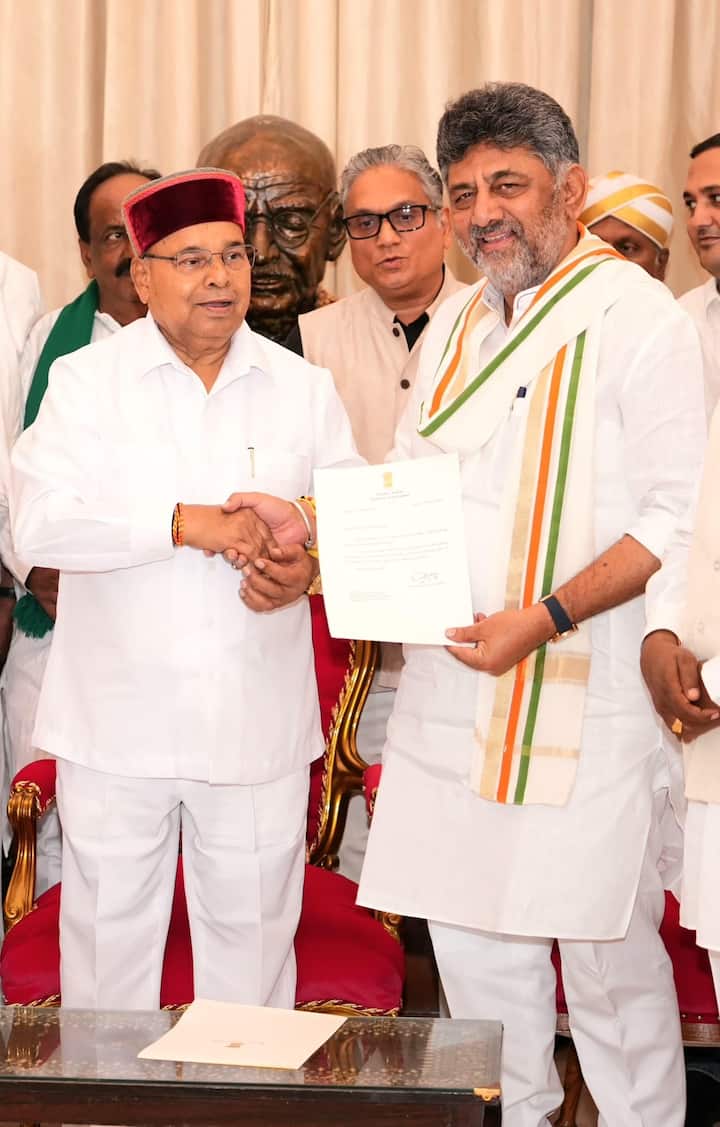బెంగళూరులోని విధానసౌధలో జరిగిన కాంగ్రెస్ లెజిస్లేచర్ పార్టీ (CLP) సమావేశంలో డీకే శివకుమార్ శాసనసభా పక్ష నాయకుడిగా ఏకగ్రీవంగా ఎన్నికయ్యారు. ఈ సందర్భంగా ఆయన మాట్లాడుతూ.. తనపై నమ్మకం ఉంచి ఏకగ్రీవంగా ఎన్నుకున్న పార్టీ అధిష్టానానికి, తోటి శాసనసభ్యులకు, నాయకులందరికీ హృదయపూర్వక కృతజ్ఞతలు తెలియజేశారు.