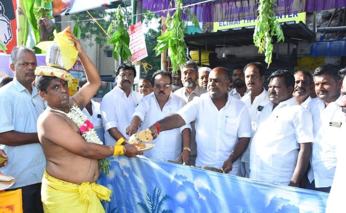 ஏழாம் ஆண்டாக அன்னதானம்.. வைகாசி விசாகம் நிகழ்ச்சியில் முன்னாள் அமைச்சர் நெகிழ்ச்சி !