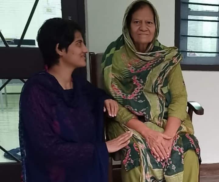 आर्थिक परेशानियों के बावजूद उन्होंने अपनी पढ़ाई नहीं छोड़ी.कई बार बिजली और अन्य सुविधाओं की कमी के बीच उन्हें मोमबत्ती की रोशनी में पढ़ाई करनी पड़ी.कठिन परिस्थितियों ने उन्हें कमजोर करने के बजाय और अधिक मजबूत बनाया.उनका मानना था कि शिक्षा ही वह माध्यम है, जो उनकी जिंदगी बदल सकती है.