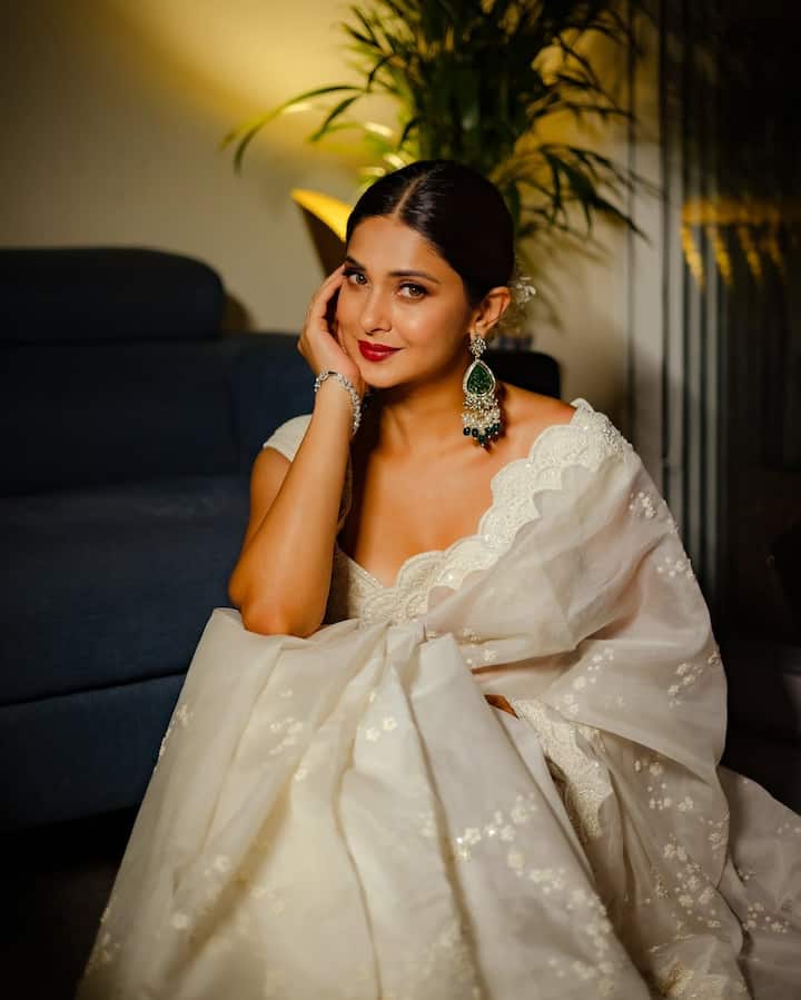 जीक्यू की एक रिपोर्ट के मुताबिक, जेनिफर की नेटवर्थ 49 करोड़ रुपये है. एक्ट्रेस एक एपिसोड के लिए 2 लाख तक रुपये चार्ज करती हैं.