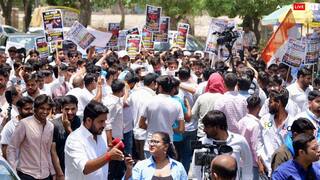 CBSE मुख्यालय पर NSUI का प्रदर्शन, OSM मूल्यांकन प्रणाली में पारदर्शिता की मांग