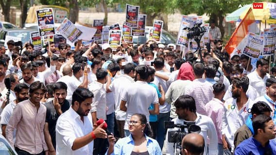 CBSE मुख्यालय पर NSUI का प्रदर्शन, OSM मूल्यांकन प्रणाली में पारदर्शिता की मांग CBSE मुख्यालय पर NSUI का प्रदर्शन, OSM मूल्यांकन प्रणाली में पारदर्शिता की मांग