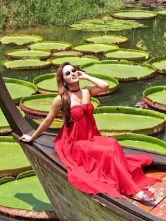Zaara Yesmin Pics: હોડીમાં બેસી ઝારા યાસ્મિને કરાવ્યું હટકે ફોટોશૂટ, રેડ આઉટફીટમાં હોટ લાગી અભિનેત્રી