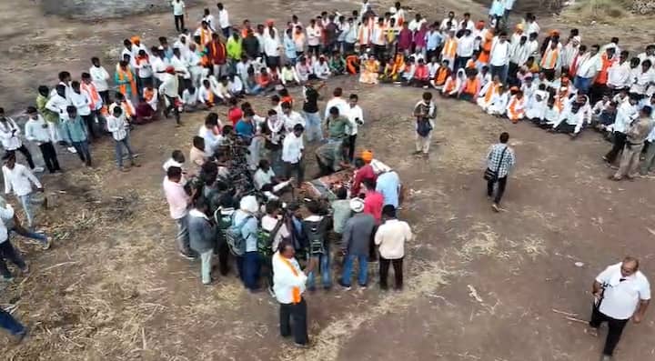 दीड तासांच्या चर्चेदरम्यान मनोज जरांगे यांनी हैदराबाद गॅझेट आणि सगेसोयऱ्यांच्या कुणबी दाखल्यांच्या मुद्द्यावरून मंत्री विखे पाटील यांच्यावर प्रश्नांची सरबत्ती केली.