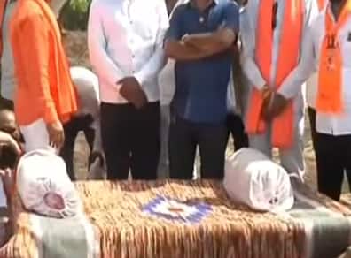 आंदोलनातील शिस्त राखण्यासाठी जरांगे पाटील यांनी स्वतः काठीने जमिनीवर एक रेषा ओढून दिली. या रेषेच्या पलीकडेच आंदोलकांनी आणि सहकाऱ्यांनी बसावे, असे आवाहन त्यांनी केले आहे.