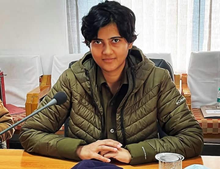 आर्थिक परेशानियों के बावजूद उन्होंने अपनी पढ़ाई नहीं छोड़ी.कई बार बिजली और अन्य सुविधाओं की कमी के बीच उन्हें मोमबत्ती की रोशनी में पढ़ाई करनी पड़ी.कठिन परिस्थितियों ने उन्हें कमजोर करने के बजाय और अधिक मजबूत बनाया.उनका मानना था कि शिक्षा ही वह माध्यम है, जो उनकी जिंदगी बदल सकती है.