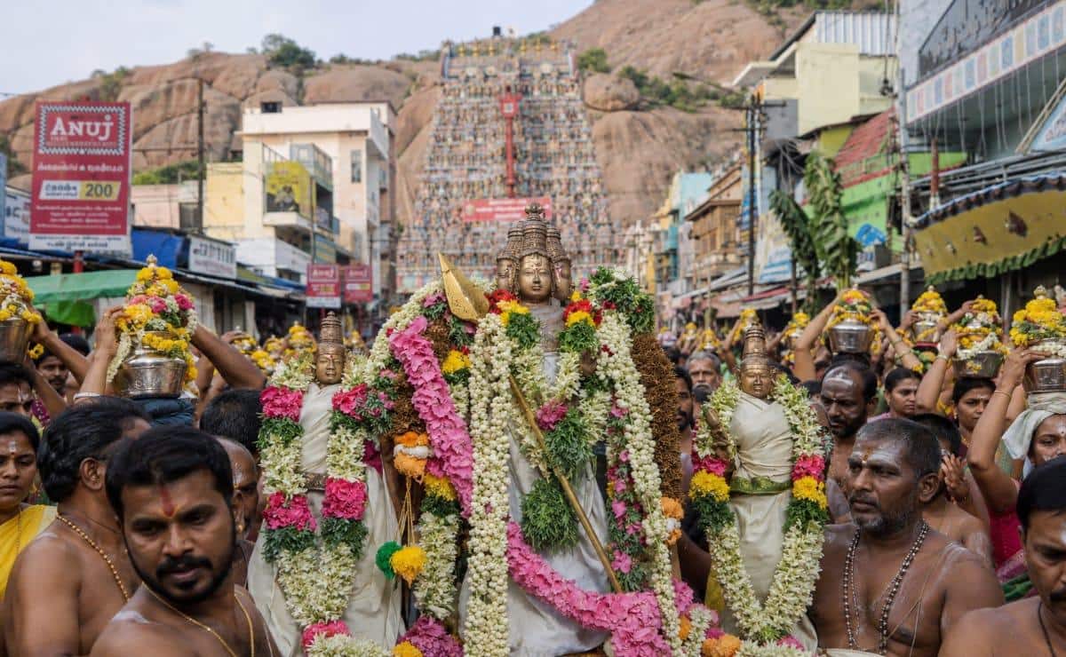 திருப்பரங்குன்றத்தில் வைகாசி விசாக விழா ஆயிரக்கணக்கான பக்தர்கள் பால்குடம் எடுத்து தரிசனம் !