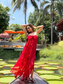 Zaara Yesmin Pics: હોડીમાં બેસી ઝારા યાસ્મિને કરાવ્યું હટકે ફોટોશૂટ, રેડ આઉટફીટમાં હોટ લાગી અભિનેત્રી