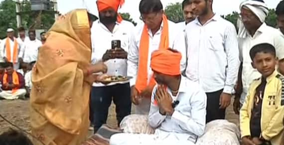मंत्री राधाकृष्ण विखे पाटील आणि जरांगे पाटील यांच्यात काल रात्री जवळपास दीड तास सविस्तर चर्चा झाली. या बैठकीत विखे पाटलांनी सरकार सकारात्मक असल्याचे सांगत जरांगे यांची समजूत काढण्याचा प्रयत्न केला. मात्र, जरांगे पाटील आपल्या मागण्यांवर ठाम राहिले.