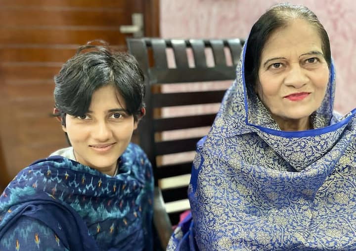 उच्च शिक्षा पूरी करने के बाद उनके सामने विदेश में करियर बनाने के कई अवसर थे, लेकिन उन्होंने देश लौटने का फैसला किया. उनका सपना केवल व्यक्तिगत सफलता हासिल करना नहीं था, बल्कि समाज और देश के लिए काम करना था.इसी सोच के साथ उन्होंने UPSC परीक्षा की तैयारी शुरू की और पूरी लगन के साथ अपने लक्ष्य की ओर बढ़ीं.