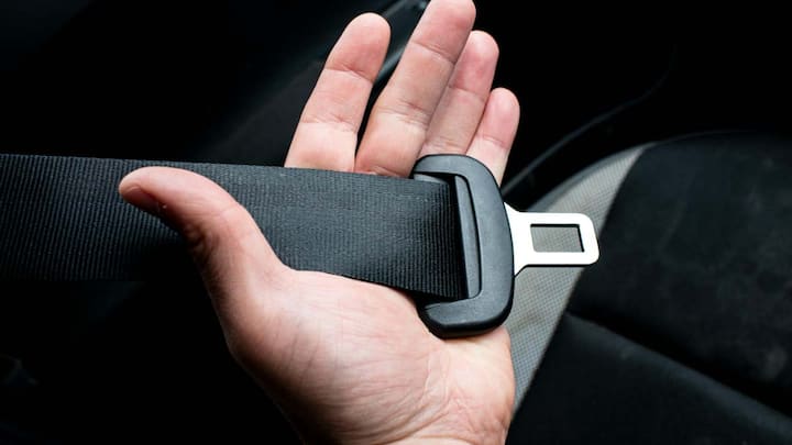 अक्सर बहुत से लोगों को यह एक बहुत बड़ी गलतफहमी होती है कि कार के सभी Airbags एक साथ तभी खुलते हैं जब दुर्घटना की स्थिति वैसी हो और सेंसर उसे जरूरी समझें. उदाहरण के लिए अगर कार सामने से टकराई है तो केवल Front Airbags खुल सकते हैं. अगर टक्कर साइड से हुई है तो Side और Curtain Airbags खुल सकते हैं. कई मामलों में सिर्फ एक या दो Airbags भी खुलते हैं. इसका मकसद जरूरत के हिसाब से सुरक्षा देना होता है, ताकि Airbag सही जगह पर काम करे और अतिरिक्त नुकसान न हो.
