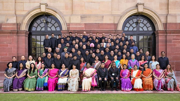 लाल बहादुर शास्त्री राष्ट्रीय प्रशासन अकादमी में ट्रेनिंग की शुरुआत लगभग 15 सप्ताह के फाउंडेशन कोर्स से होती है. इस दौरान आईएएस, आईपीएस, आईएफएस और दूसरे केंद्रीय सेवाओं के सभी उम्मीदवार एक साथ प्रशिक्षण लेते हैं. इसका उद्देश्य अलग-अलग सेवाओं के अधिकारियों के बीच बेहतर समन्वय और समझ विकसित करना होता है.