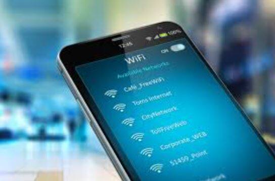 ਤੁਰੰਤ ਬਦਲੋ WiFi ਦਾ ਪਾਸਵਰਡ  WiFi ਨੂੰ ਸੁਰੱਖਿਅਤ ਰੱਖਣ ਦਾ ਸਭ ਤੋਂ ਆਸਾਨ ਤਰੀਕਾ ਮਜ਼ਬੂਤ ਪਾਸਵਰਡ ਰੱਖਣਾ ਹੈ। ਬਹੁਤ ਲੋਕ ਅੱਜ ਵੀ ਆਪਣਾ Mobile Number, ਨਾਮ ਜਾਂ 12345678 ਵਰਗੇ ਆਸਾਨ Password ਵਰਤਦੇ ਹਨ, ਜਿਨ੍ਹਾਂ ਨੂੰ  ਹੈਕ ਕਰਨਾ ਬਹੁਤ ਸੌਖਾ ਹੁੰਦਾ ਹੈ।  ਪਾਸਵਰਡ ਬਣਾਉਂਦੇ ਸਮੇਂ ਵੱਡੇ ਅੱਖਰਾਂ, ਛੋਟੇ ਅੱਖਰਾਂ, ਨੰਬਰਾਂ ਅਤੇ ਵਿਸ਼ੇਸ਼ ਅੱਖਰਾਂ ਦੀ ਵਰਤੋਂ ਕਰੋ। ਇਹ ਕਿਸੇ ਨੂੰ ਵੀ ਤੁਹਾਡੇ ਨੈੱਟਵਰਕ ਤੱਕ ਆਸਾਨੀ ਨਾਲ ਪਹੁੰਚ ਕਰਨ ਤੋਂ ਰੋਕੇਗਾ। ਪਾਸਵਰਡ ਬਦਲਣ ਤੋਂ ਬਾਅਦ ਸਾਰੇ ਪੁਰਾਣੇ ਡਿਵਾਈਸ ਆਪਣੇ ਆਪ ਡਿਸਕਨੈਕਟ ਹੋ ਜਾਂਦੇ ਹਨ।