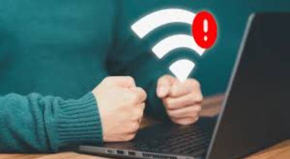 WiFi ਹੌਲੀ ਹੋਣ ਦੀਆਂ ਹੋਰ ਵੀ ਵਜ੍ਹਾ  ਸਿਰਫ਼ ਚੋਰੀ ਹੀ ਨਹੀਂ, ਕਈ ਹੋਰ ਕਾਰਨਾਂ ਕਰਕੇ ਵੀ WiFi Slow ਹੋ ਸਕਦਾ ਹੈ। ਜੇ Router ਘਰ ਦੇ ਕਿਸੇ ਕੋਨੇ ਵਿੱਚ ਰੱਖਿਆ ਹੋਵੇ ਜਾਂ ਉਸ ਦੇ ਆਲੇ-ਦੁਆਲੇ ਬਹੁਤ ਦੀਵਾਰਾਂ ਹੋਣ ਤਾਂ Signal ਕਮਜ਼ੋਰ ਹੋ ਸਕਦੇ ਹਨ। Microwave, Bluetooth Devices ਅਤੇ ਪੁਰਾਣੇ Routers ਵੀ Internet Speed 'ਤੇ ਅਸਰ ਪਾਂਦੇ ਹਨ।