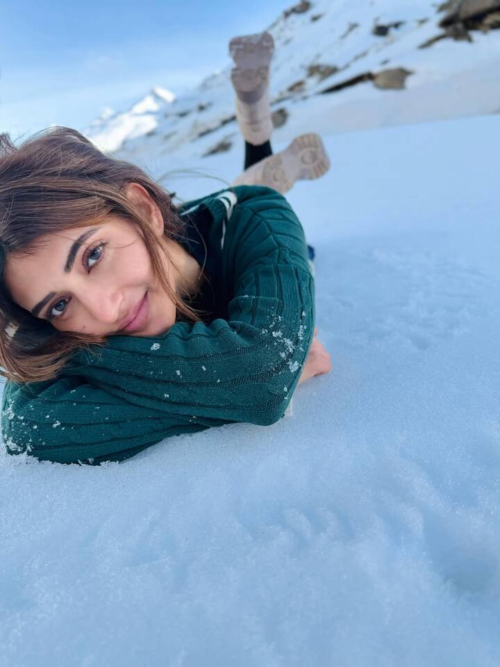 Sreeleela Latest Photos: వేసవి వేడి భరించలేమని ప్రేక్షకులు చెబుతున్నారు. ఓ రెండున్నర గంటలు సేద తీరడం కోసం థియేటర్లకు వెళుతున్నారు. మరి సినిమా స్టార్స్ ఎక్కడికి వెళుతున్నారు? అంటే... కొంత మంది మంచు ప్రాంతాలకు వెళ్తున్నారు. అందులో శ్రీలీల కూడా ఉన్నారు. (Image Courtesy: sreeleela14/ Instagram)