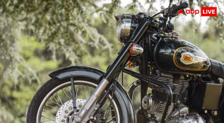 Royal Enfield Bullet 650 में 14.8 लीटर का बड़ा फ्यूल टैंक मिलता है, जिससे लंबी दूरी की यात्राओं में बार-बार पेट्रोल भरवाने की जरूरत कम पड़ती है. वहीं BSA Gold Star 650 में 12 लीटर का फ्यूल टैंक दिया गया है. वजन की बात करें तो Bullet 650 का वजन 243 किलोग्राम है, जबकि Gold Star 650 का वजन 213 किलोग्राम है. ऐसे में BSA Gold Star 650 करीब 30 किलोग्राम हल्की है,.