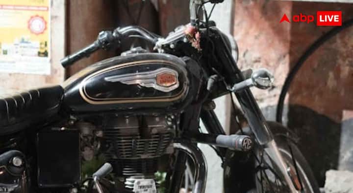 Royal Enfield Bullet 650 में 800 मिमी सीट हाइट दी गई है, जो लंबी दूरी की यात्रा के दौरान आरामदायक एक्सपीरियंस देने में मदद करती है. वहीं BSA Gold Star 650 की सीट हाइट 780 मिमी है, जो कम कद वाले राइडर्स के लिए ज्यादा सुविधाजनक हो सकती है. अगर आपकी हाइट कम है और आप शहर में ज्यादा राइडिंग करते हैं, तो Gold Star 650 ज्यादा आरामदायक ऑप्शन साबित हो सकती है.