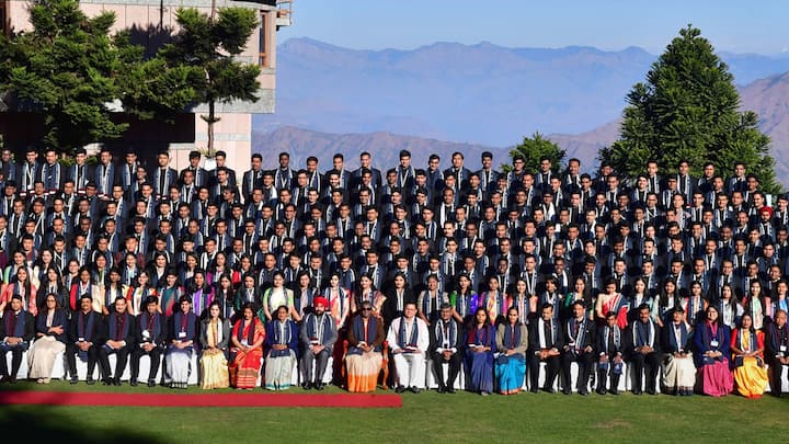 ट्रेनिंग के दौरान अधिकारियों को नियमित सैलरी नहीं दी जाती, बल्कि उन्हें स्टाइपेंड मिलता है. सातवें वेतन आयोग के अनुसार यह राशि करीब 56,100 रुपये प्रतिमाह होती है, हालांकि यह पूरी रकम अधिकारियों के हाथ में नहीं आती.