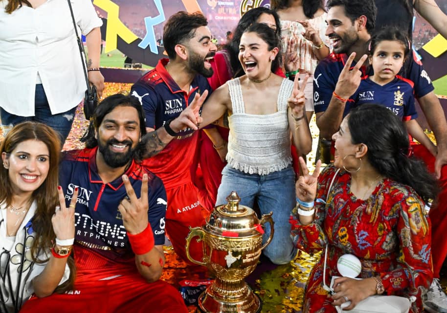 IPL 2026: फ्लाइंग किस से ट्रॉफी के साथ पोज देने तक, RCB की जीत का अनुष्का ने पति विराट संग मनाया जश्न, कपल के डांस का Video वायरल