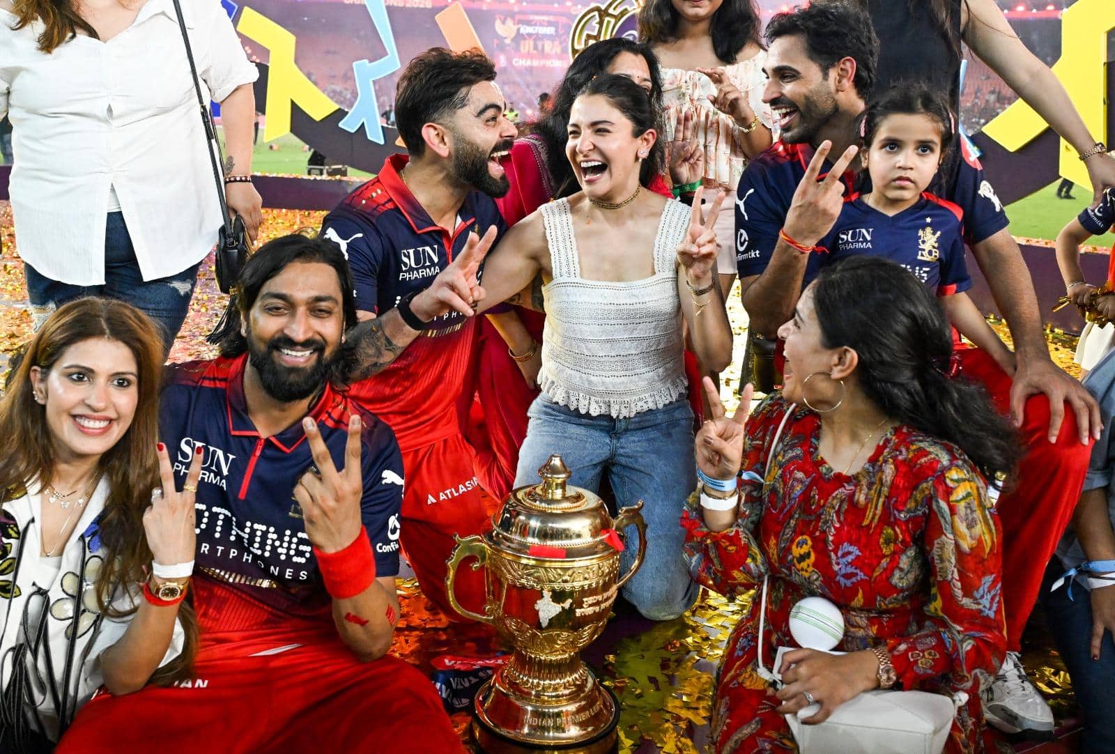 अनुष्का शर्मा ने विराट कोहली को किस करते हुए शेयर की फोटो, आईपीएल जीत की मनाई खुशी