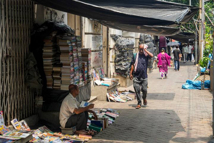 বর্ষা কবে আসছে দক্ষিণবঙ্গে? এই প্রশ্ন ঘুরছে সকলেরই মনে। যদিও এখনও দক্ষিণবঙ্গে বর্ষা প্রবেশের ব্যাপারে সুস্পষ্ট কোনও কথা জানায়নি হাওয়া অফিস।