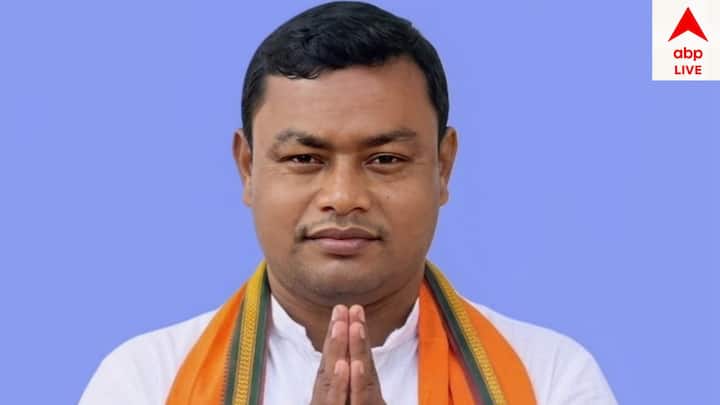 মাটিগাড়া-নকশালবাড়ি কেন্দ্র থেকে জয়ী বিজেপি প্রার্থী আনন্দময় বর্মন প্রতিমন্ত্রী হিসেবে শপথ নিয়েছেন সোমবার।