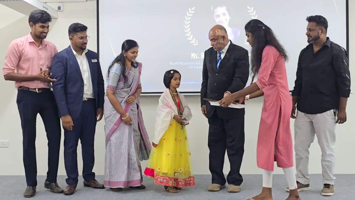 சிறுவயதிலேயே சாதனை நாயகி!! தமிழ் எழுத்துகளை மின்னல் வேகத்தில் தட்டச்சு செய்த சன்விதா...சிறுவயதிலேயே சாதனை நாயகி!! தமிழ் எழுத்துகளை மின்னல் வேகத்தில் தட்டச்சு செய்த சன்விதா...