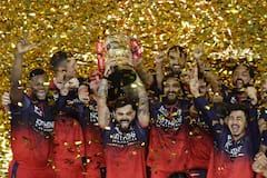 RCB Celebration IPL 2026: कोचला बर्फाची आंघोळ घातली...IPL चं जेतेपद पटकवल्यानंतर आरसीबीचं जंगी सेलिब्रेशन, पाहा 15 फोटो