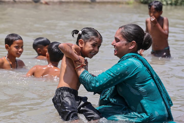রবিবার ৩১ মে কলকাতার সর্বোচ্চ তাপমাত্রা ছিল ৩৩.৩ ডিগ্রি সেলসিয়াস। আর সর্বনিম্ন তাপমাত্রা ছিল ২৫.২ ডিগ্রি সেলসিয়াস।