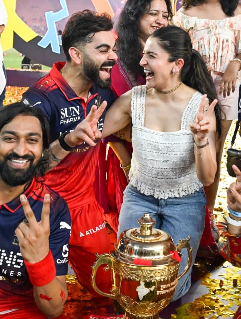 IPL 2026: फ्लाइंग किस से ट्रॉफी के साथ पोज देने तक, RCB की जीत का अनुष्का ने पति विराट संग मनाया जश्न, कपल के डांस का Video वायरल