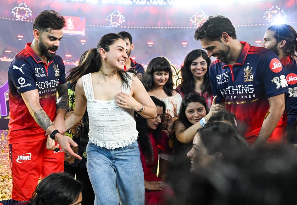 IPL 2026: फ्लाइंग किस से ट्रॉफी के साथ पोज देने तक, RCB की जीत का अनुष्का ने पति विराट संग मनाया जश्न, कपल के डांस का Video वायरल