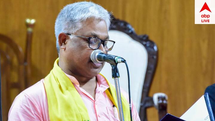ফালাকাটা বিধানসভা কেন্দ্রের জয়ী বিজেপি প্রার্থী দীপক বর্মনও পূর্ণমন্ত্রী হিসেবে শপথ নিয়েছেন।