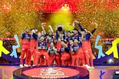 RCB Celebration IPL 2026: आयपीएल 2026 च्या स्पर्धेत रॉयल चॅलेंजर्स बंगळुरुने आपला धडाका कायम राखताना रविवारी आयपीएलचे विजेतेपद पटकावले.