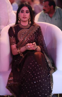 Janhvi Kapoor: చీరలో చూడముచ్చటగా జాన్వీ కపూర్... పెద్ది ప్రీ రిలీజ్ ఈవెంట్‌లో హీరోయిన్ ఫోటోలు