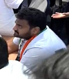 Vikram Kakade NCP Pune Vidhan Parishad Election 2026: पार्थ पवारांच्या शब्दानंतर उमेदवारी, पण अर्ज भरताना विक्रम काकडे गोंधळले, चिडले, सतत फोन करत बसले; पुण्यात अर्ज भरताना ड्रामा, नेमकं काय काय घडलं?