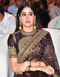 Janhvi Kapoor: చీరలో చూడముచ్చటగా జాన్వీ కపూర్... పెద్ది ప్రీ రిలీజ్ ఈవెంట్‌లో హీరోయిన్ ఫోటోలు
