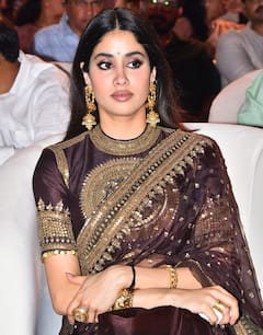 Janhvi Kapoor: చీరలో చూడముచ్చటగా జాన్వీ కపూర్... పెద్ది ప్రీ రిలీజ్ ఈవెంట్‌లో హీరోయిన్ ఫోటోలు