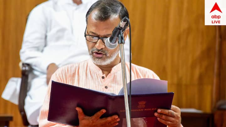 রায়গঞ্জের জয়ী বিজেপি প্রার্থী কৌশিক চৌধুরীও প্রতিমন্ত্রী হিসেবে শপথ নিয়েছেন।