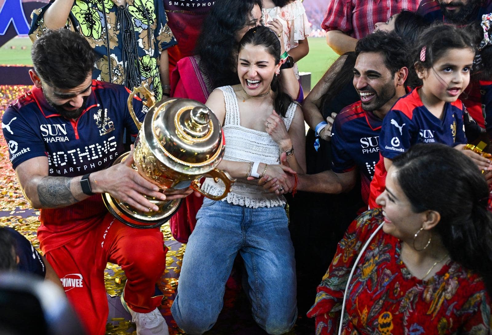अनुष्का शर्मा ने विराट कोहली को किस करते हुए शेयर की फोटो, आईपीएल जीत की मनाई खुशी