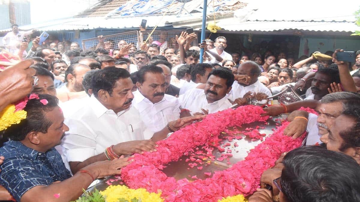 அதிமுக நிர்வாகி தீக்குளித்த விபரீதம்: கண்ணீர் மல்க அஞ்சலி செலுத்திய எடப்பாடி பழனிசாமி