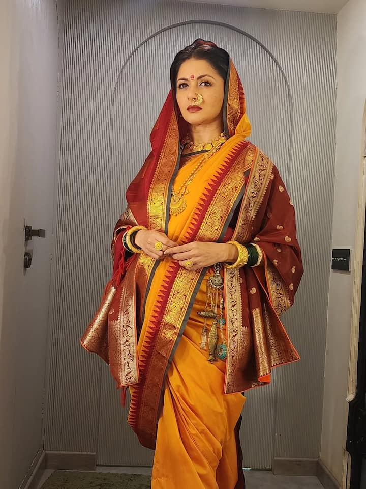 भाग्यश्री ने तस्वीरों को शेयर करते हुए कैप्शन में लिखा, 'भारतीय इतिहास की सबसे प्रतिष्ठित महिलाओं में से एक, जिजाबाई का किरदार निभाते हुए एक महीना पूरा हो गया. ये सफर मेरे लिए बहुत खास रहा है.'