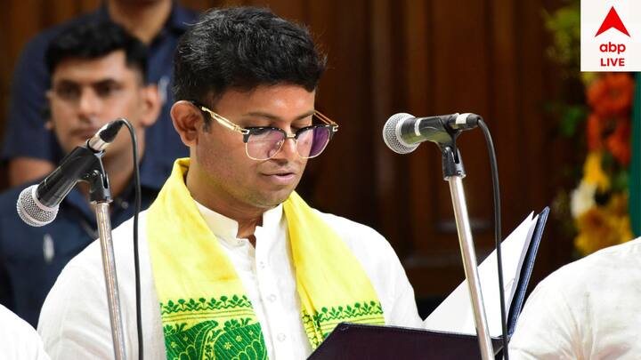 করণদিঘির বিজেপি প্রার্থী বিরাজ বিশ্বাস সোমবার শপথ গ্রহণ অনুষ্ঠানে প্রতিমন্ত্রী হিসেবে শপথ নেন।