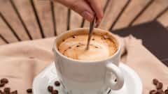 Coffee and Dehydration Myths: क्या कॉफी पीने से शरीर में पानी की कमी हो जाती है? रिसर्च में सामने आया बड़ा सच