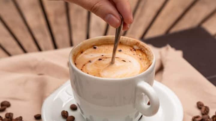 Coffee and Dehydration Myths: क्या कॉफी पीने से शरीर में पानी की कमी हो जाती है? रिसर्च में सामने आया बड़ा सच 1 कॉफी और हाइड्रेशन पर किए गए एक रिसर्च में रिसर्चर्स ने कॉफी पीने वाले लोगों और केवल पानी पीने वाले लोगों की तुलना की. रिसर्च में दोनों कैटेगरी के शरीर में पानी के स्तर में कोई ज्यादा बड़ा अंतर नहीं पाया गया. रिसर्च के नतीजे में डिहाइड्रेशन के स्पष्ट परिणाम नहीं मिले, जिससे यह धारणा कमजोर पड़ गई कि सामान्य मात्रा में कॉफी पीना शरीर को डिहाइड्रेट कर देता है.