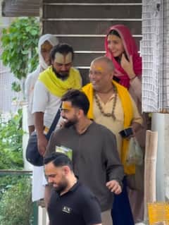 IPL जीतने के बाद अनुष्का शर्मा संग प्रेमानंद महाराज की शरण में पहुंचे विराट कोहली, एयरपोर्ट से आईं एक्सक्लूसिव तस्वीरें